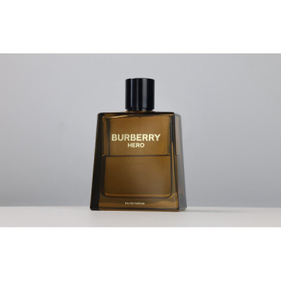 BURBERRY HERO PARFUM edp 100 ml – Parfum intense pour homme à la signature boisée et sensuelle
